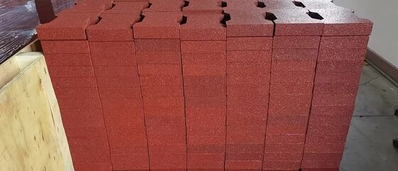 産業およびレクリエーション環境における重荷重に対応するインターロッキングラバーペーバーおよびフレキシブルフローリングシステム